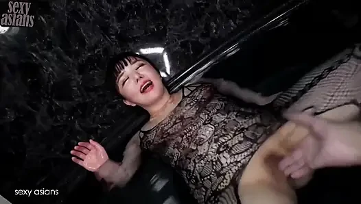 Cewek cantik dengan stoking jaring-jaring ini dientot habis-habisan di kamar mandi!