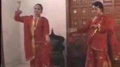 인도 펨돔 파워 연기. 댄스 학생 스팽킹