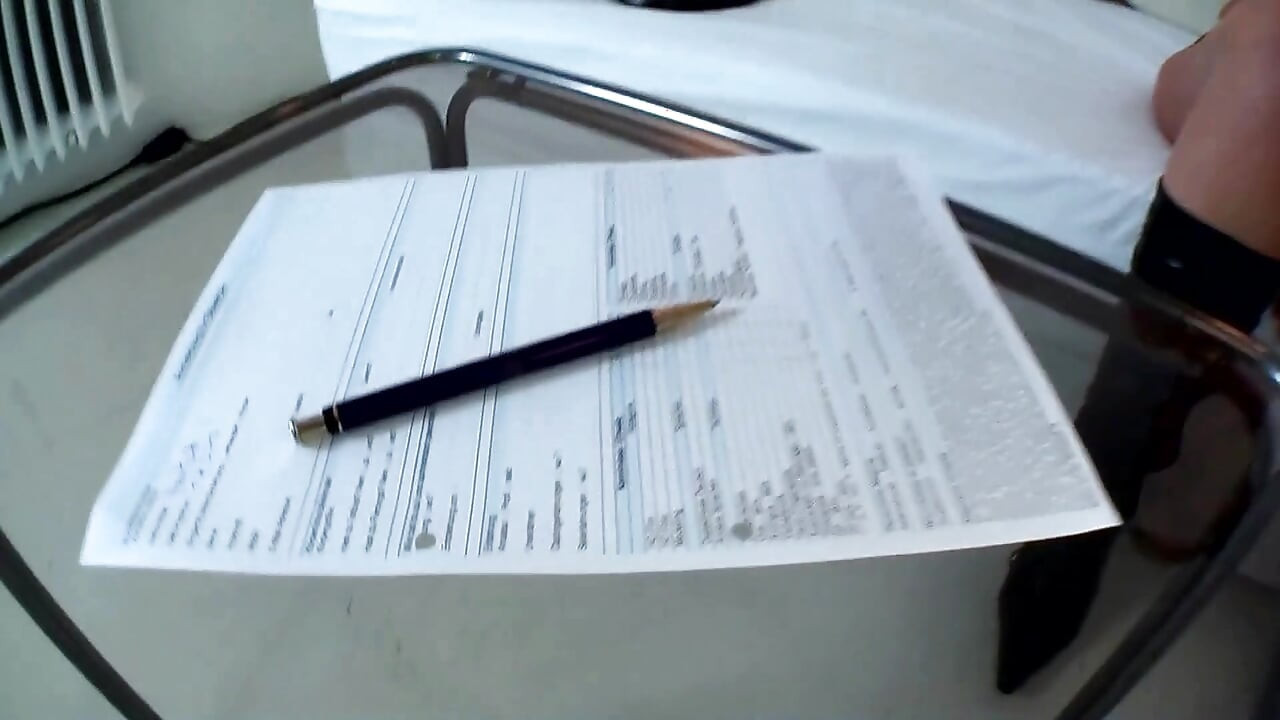 보지와 섹스 토이로 노는 갈색 머리