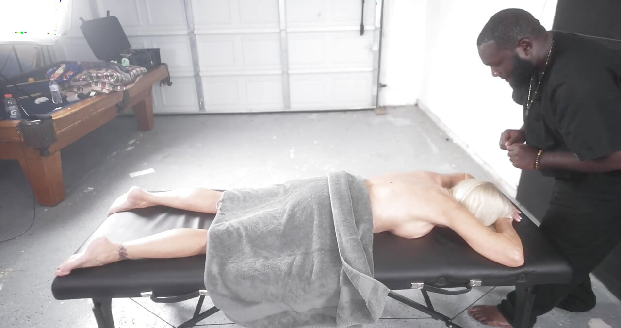 Presley krijgt een grote zwarte lul-massage