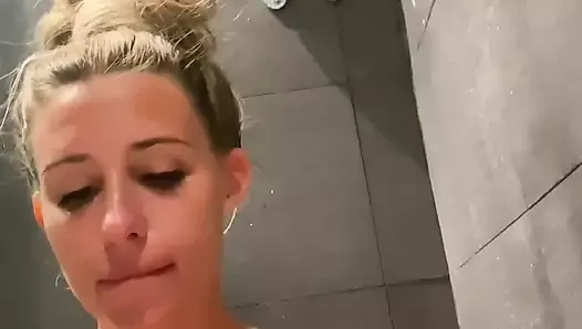 Squirt et léchage de chatte dans la salle de bain pour une fille mince