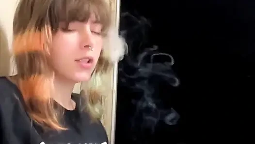 Pornostar raucht eine zigarette