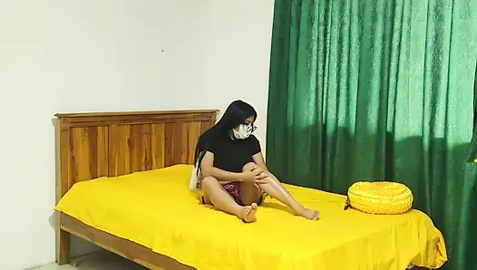 ICH GEBE KÖRPERCREME AUF, WÄHREND ICH EIN PORNO-VIDEO MEINES LIEBHABERS FILME