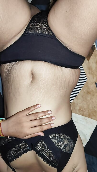 Stiefschwester in schwarzem BH und Slip wird hart gefickt, während sie das Kleid wechselt