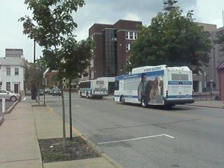 Bussen die het busstation verlaten