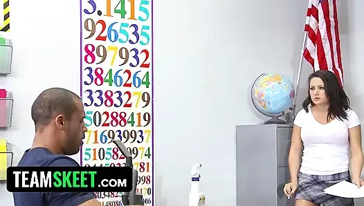 Minyon genç kız üniversiteli bir hademe tarafından sert sikiliyor