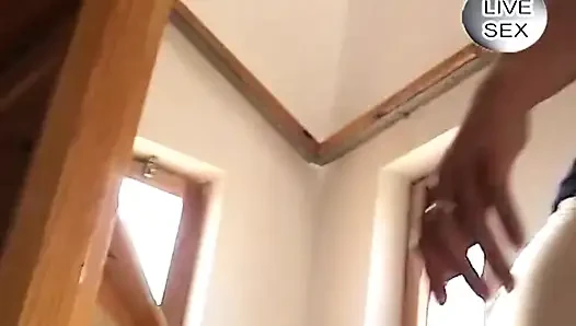 Brünette nimmt harte tiefe stöße in