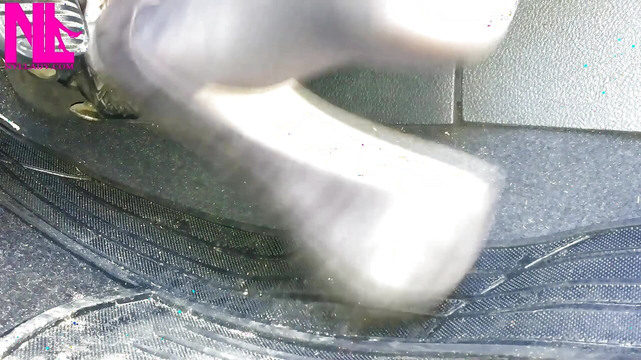 Revving în gri plate cu lanțuri în Mp4format