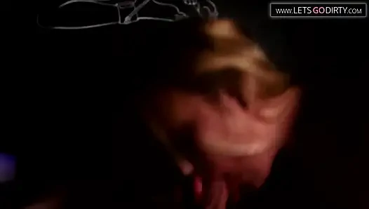 Blonde milf wird bis zum mund gefickt, nachdem sie einen riesigen schwanz gelutscht hat