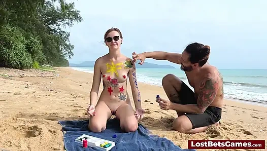 Dieses Strip Tic Tac Toe-Spiel kombiniert Kreativität mit Verführung