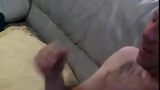Tante sange ini punya 69 fantasi liar sama cowok gagah di sofa