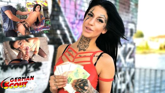 Duitse scout - tattoo -tiener Mina praat met openbare sekscasting