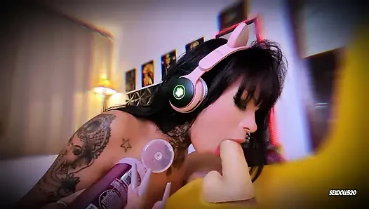 Yaramaz bir oyuncu dildo emiyor ve gerçek penisin önünde kendini deliyor