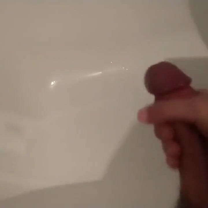 私はもはや私の巨大な硬いコックから精液の噴水を抑えることができません。