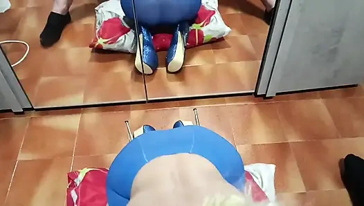 23 минуты, когда MILF сосёт член и кончает у неё во рту