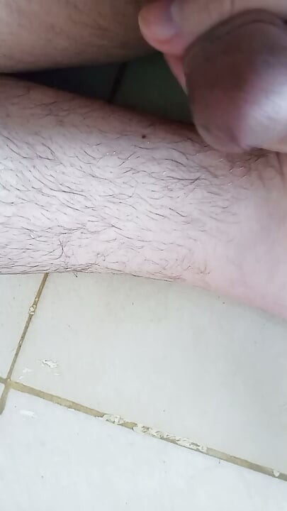 Mijei no chão da casa de banho, depois sentei-me na minha mija e comecei a masturbar-me