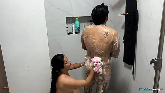 Meine dusche mit meiner stiefschwester teilen und es ist heiß!