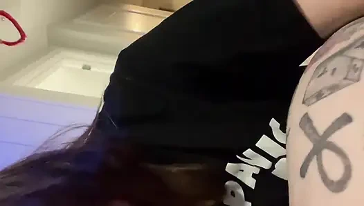 Симпатичная Куир делает бойфренду с большим белым членом минет