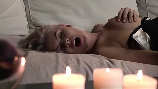 Doyumsuz sarışın orta yaşlı seksi kadın büyük dildosunda derine biniyor
