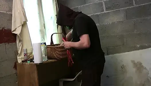 Sevimli MILF baskın ediliyor ve büyük poposuna kabak konur