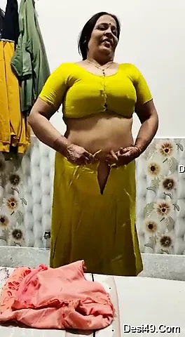 Aunty changing clothes