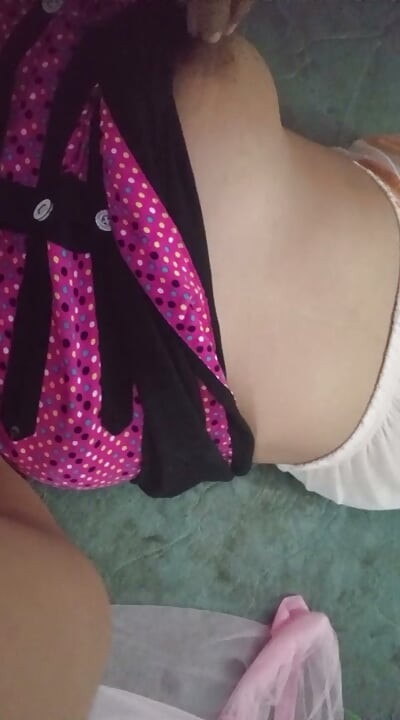 Most beautiful Sri Lankan girl showing her sexy body
