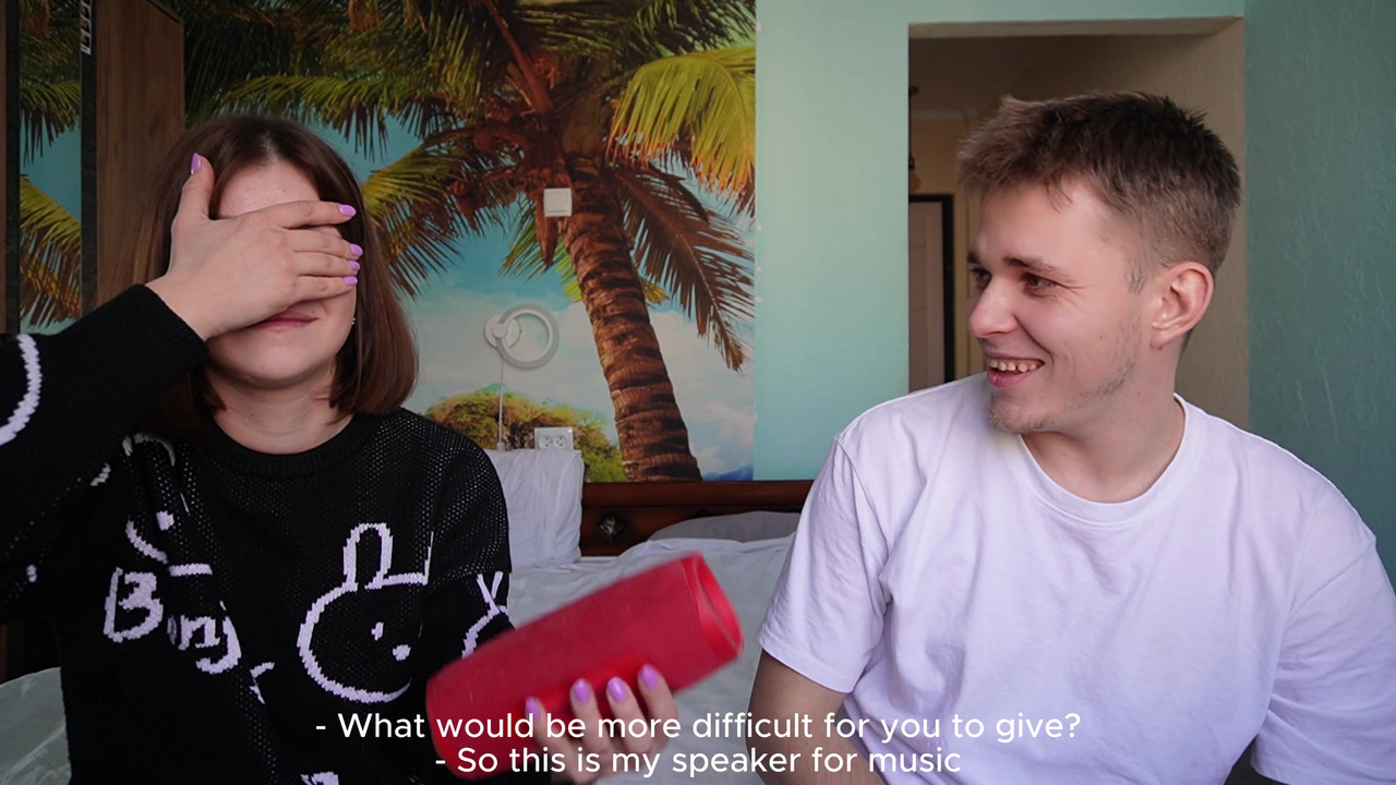 流行的在线游戏在视频博客期间变成继兄弟和继妹之间的性爱