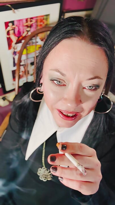 Quarta-feira Addams fuma um cigarro para seu bebê ghouls! Tina Snua fumando um cig de rolha - OMI Snap inala OME à deriva