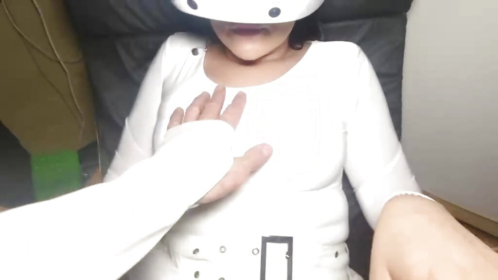 Uhvatim svoju polusestru kako se igra sa VR naočarima