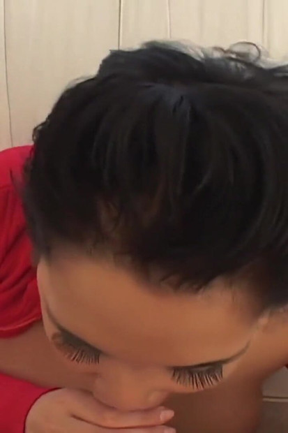 فتاة مشدودة تركب على زب ضخم حتى تصل إلى فمها وتأخذ القذف