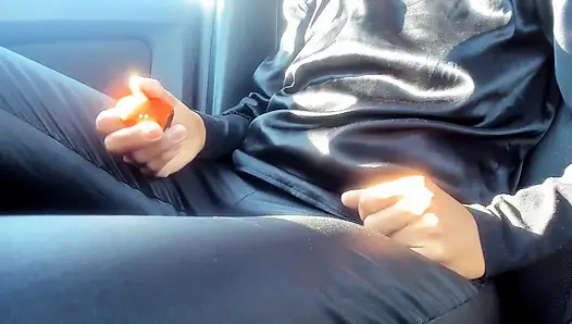 Aku ngentot di luar ruangan pakai mainan seks favoritku