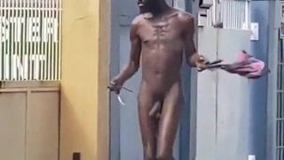 Desnudo en la calle