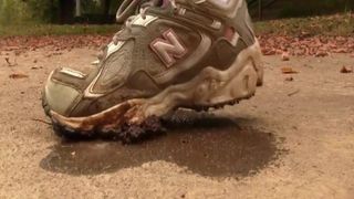 Penny aplasta gusanos de goma mojados en zapatillas de deporte