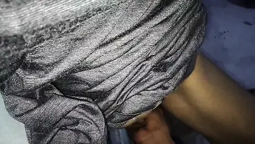 meraba istriku disaat dia sedang istirahat dikasur