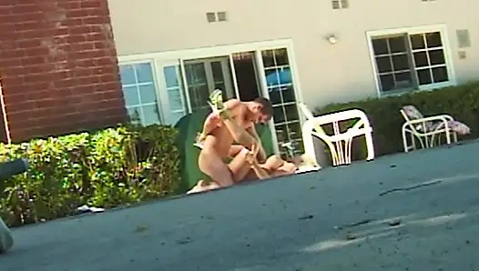 Heiße Poolside Leidenschaft