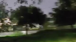 Yalnız parkta yürürken süt, büyük yarak fışkırtmayı seviyorum