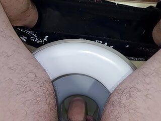我坐下时在厕所里撒尿