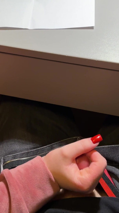 Школярка знову мастурбує в класі математики під столом. (у школі) | Кліп 2