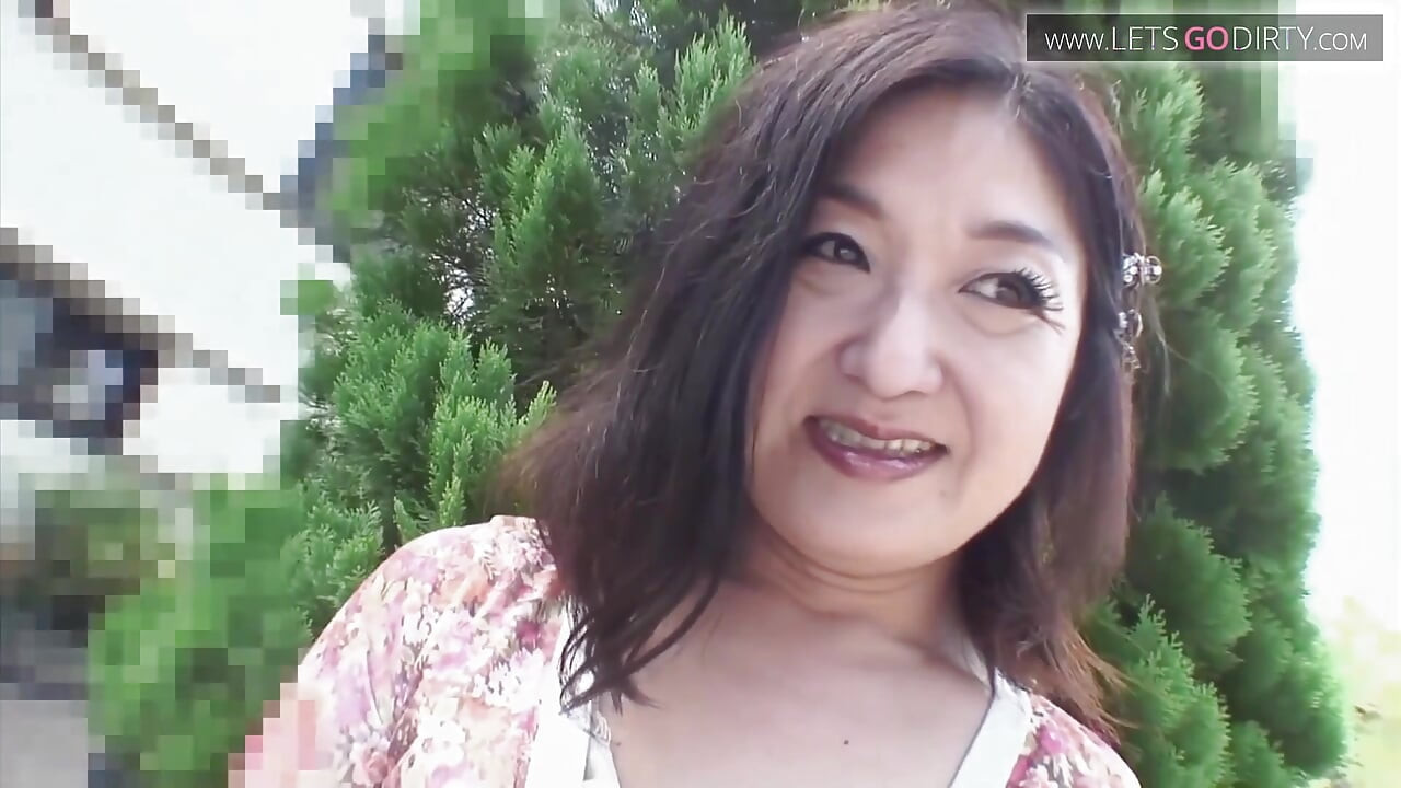 Horny MILF enjoys as clit gets rubbed by a huge vibrator