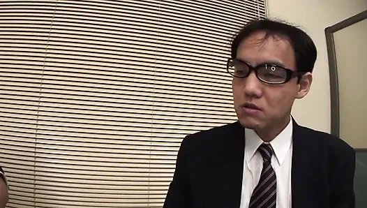 Schlampe genießt einen doppelpenetration mit riesigen dildos, dann massive harte schwänze zum abspritzen