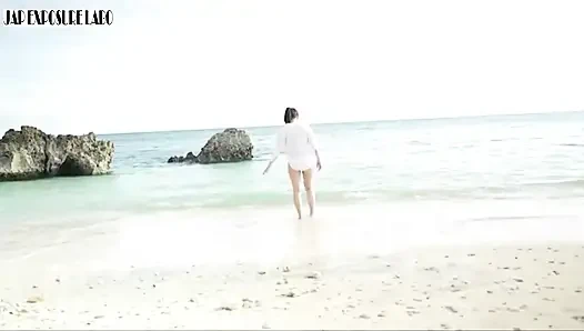 Gravure Idol Behind-the-scenes in Okinawa, a Daring off-camera Moment Captured Discreetly 1st