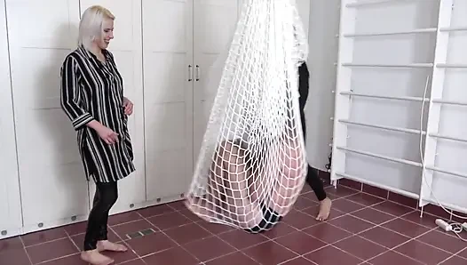 Cewek-cewek sange ini lagi asik muasin memeknya dengan mainan seks favoritnya!