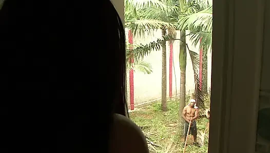 Rambut cokelat panas mempekerjakan suami pengganti dan dia melakukan pekerjaan penuh