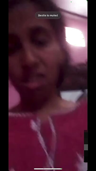 Pakistanlı kız erkek arkadaşının önünde göğüslerini ve külotunu gösteriyor