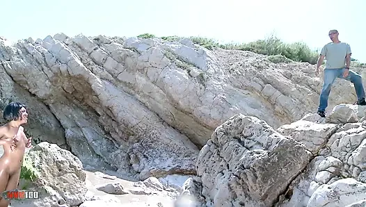 Die schöne schwarze nancy love bekommt ihre muschi am strand geritten