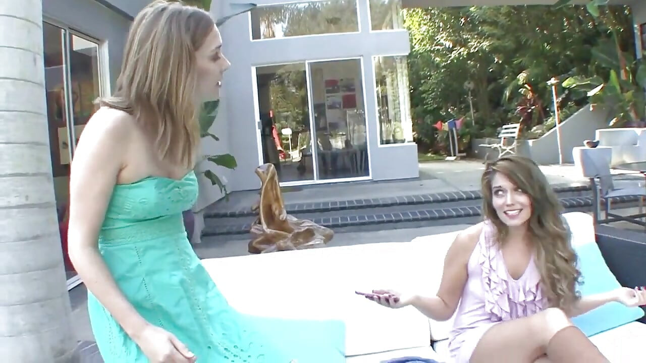 Genç ve güzel lezbiyenler çiftte ve baharatlı 69 ve erotik oyunlarda üçlü seks yapıyor