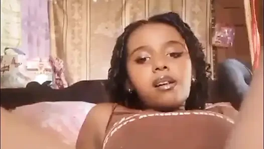 Wanita kulit hitam yang menggemaskan dengan cantik