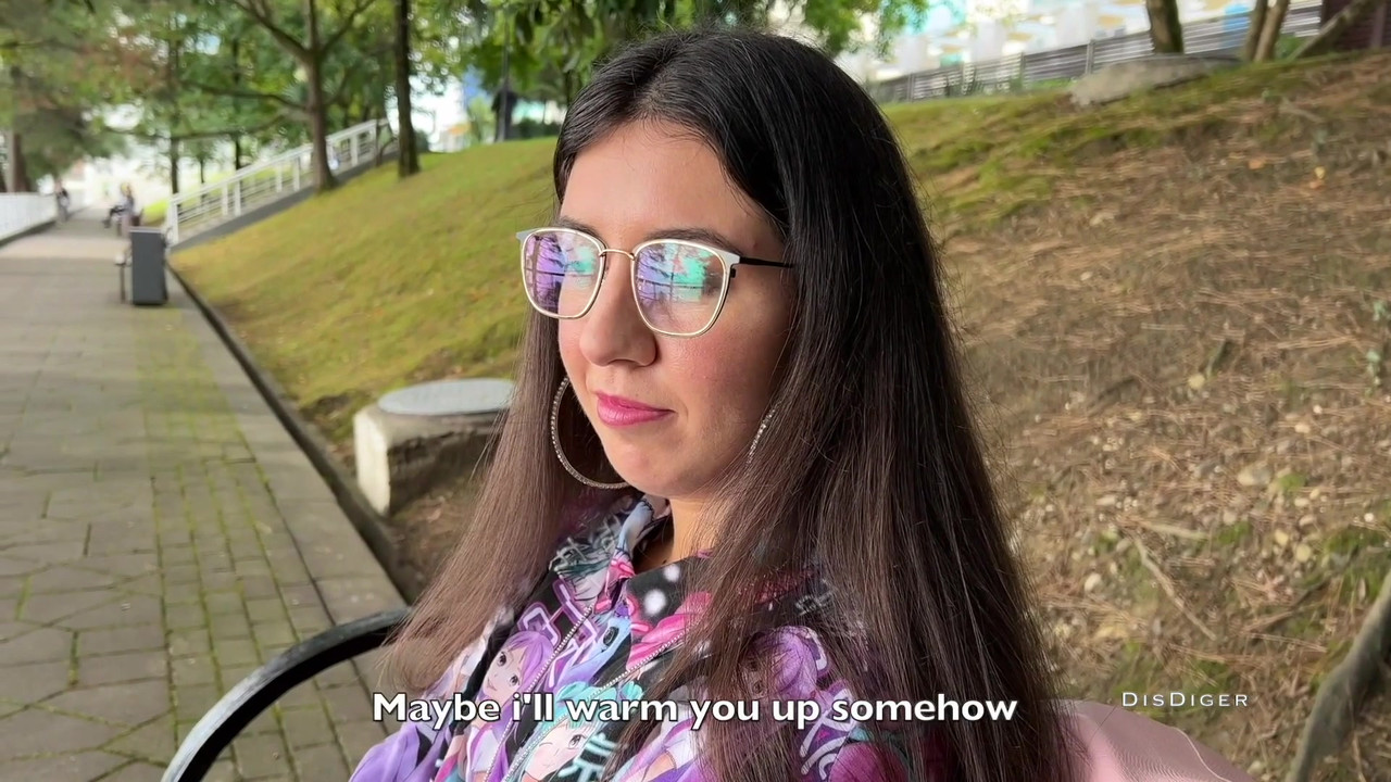 在街上捡到一个美眉，操了她，还戴上了她的眼镜