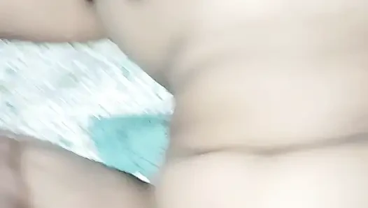 Pencaplı komşu yeni evli Sardarni evinde kimse yokken sikiliyor.