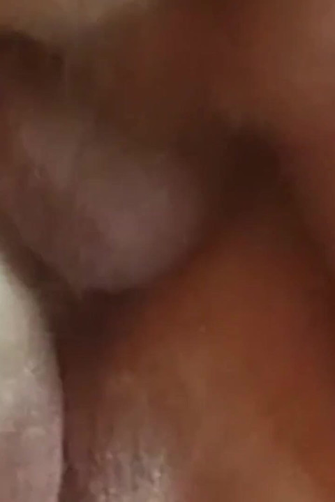 لعبة وزب وقذف في طيزي عن قرب